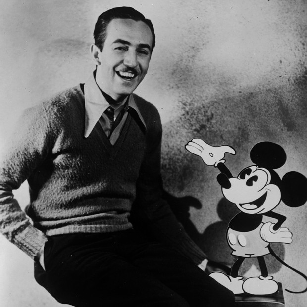 retrato de Walt Disney ao lado do desenho animado Mickey Mouse